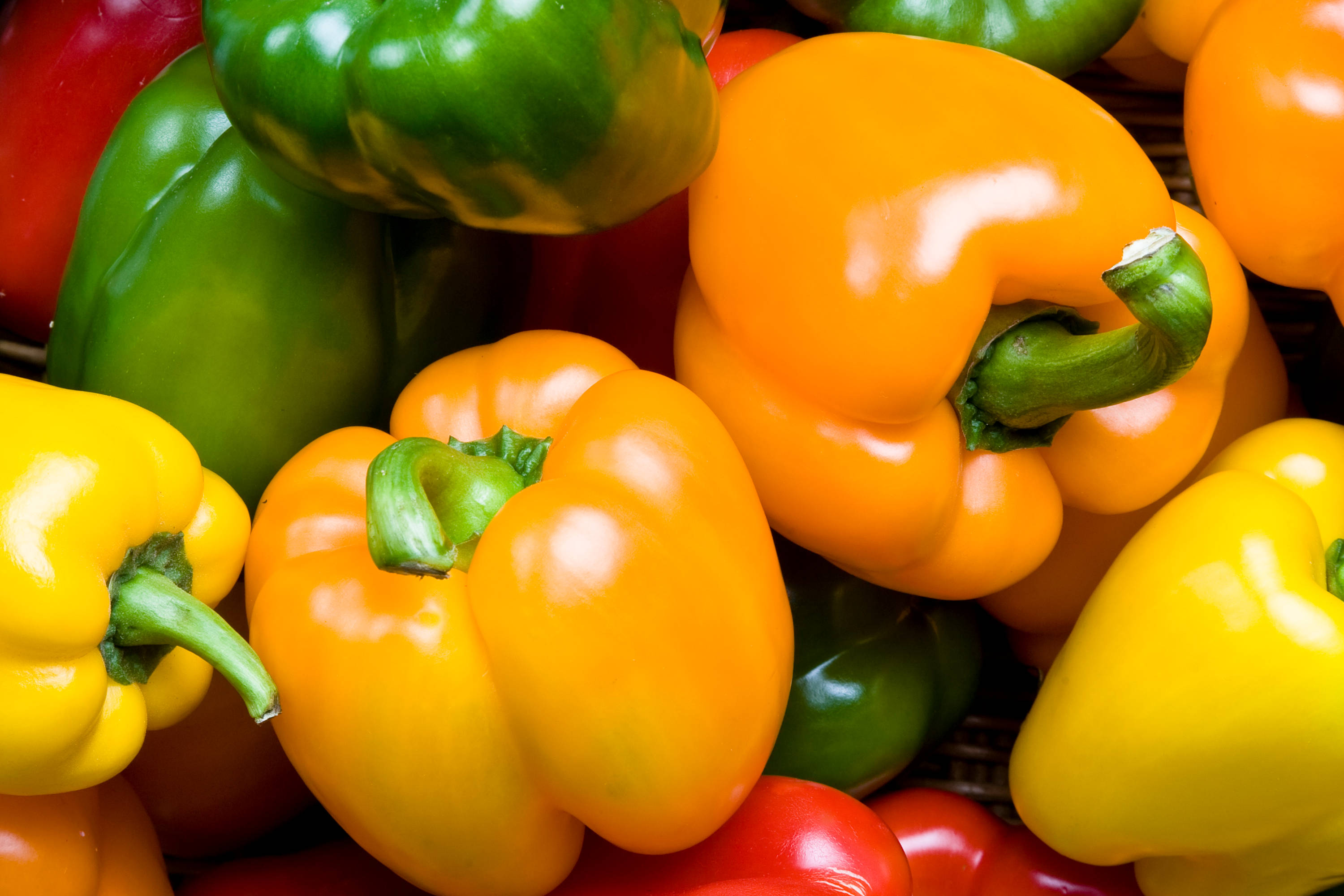 Red, green, and yellow capsicums. Photo: archives / iStock.